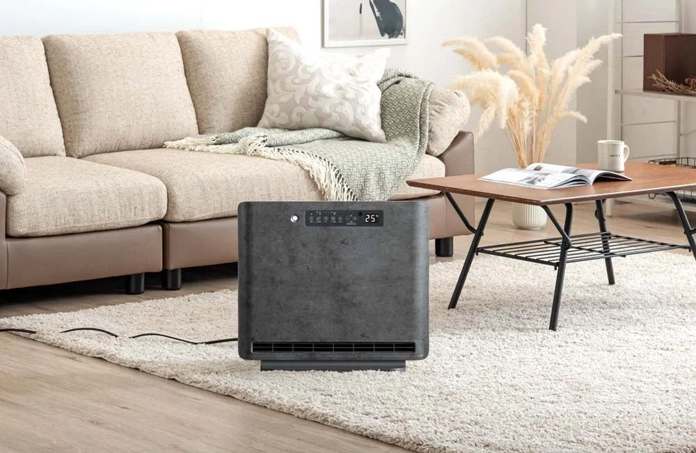 リビングに置かれたセラミックヒーターとソファ