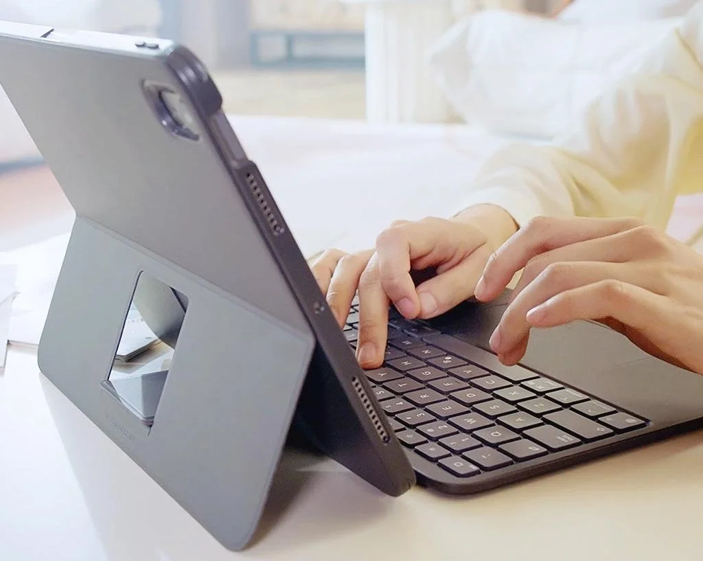 タイピングする手元