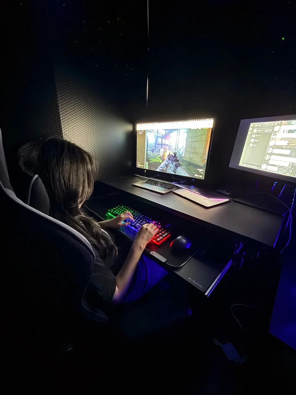 オールブラックモデルの女性ゲーマー