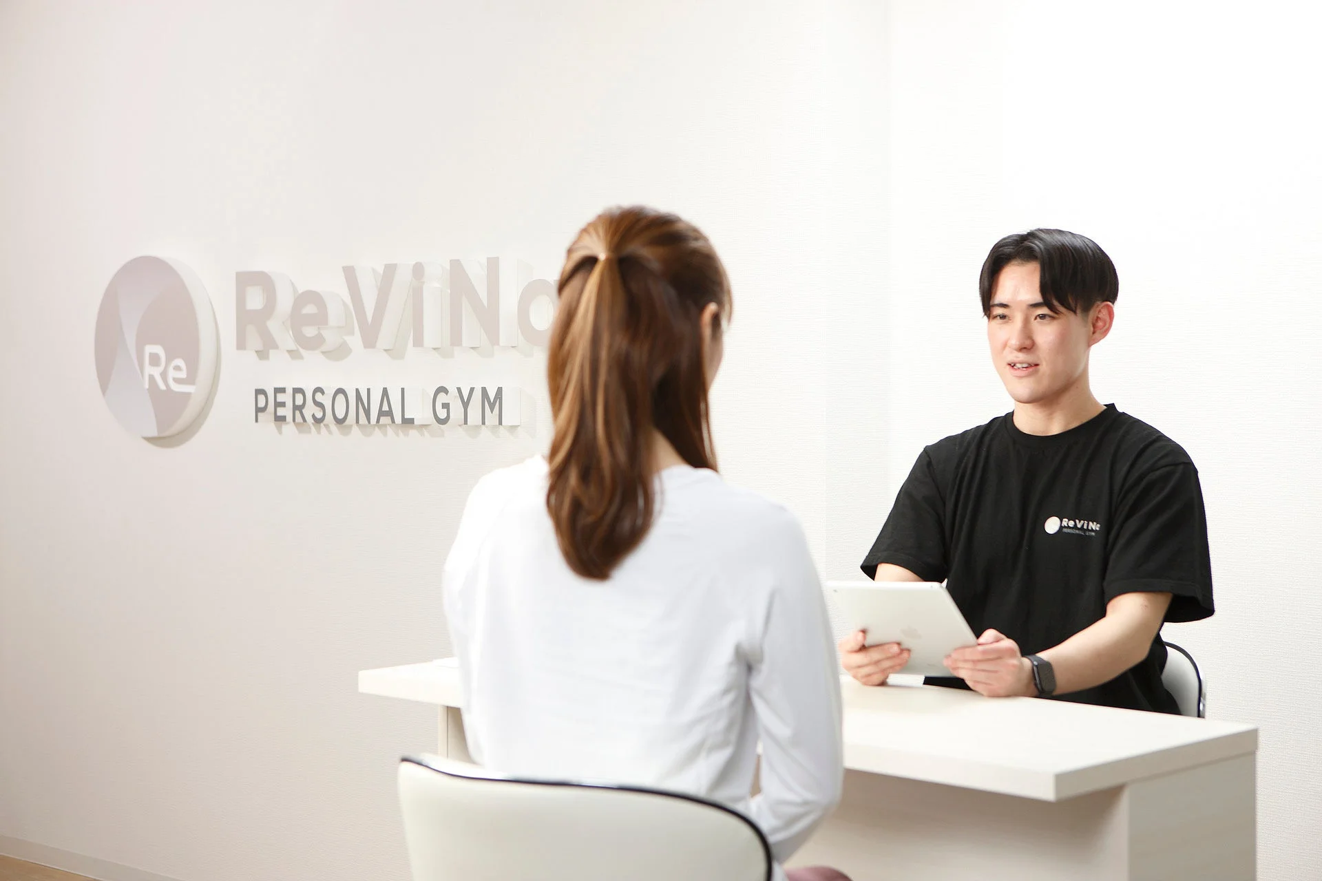 カウンセリング中の男性スタッフと女性客