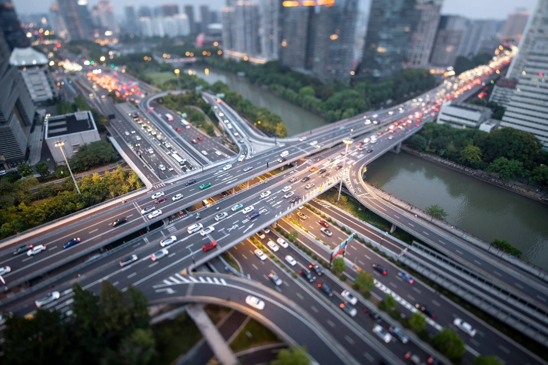 都市の高速道路ジャンクションの夜景