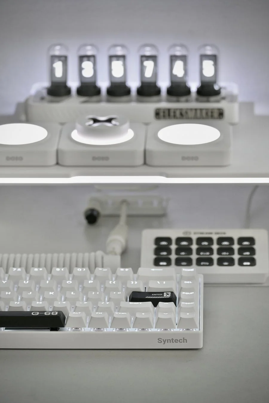 白いメカニカルキーボードとニキシー管のようなガジェット