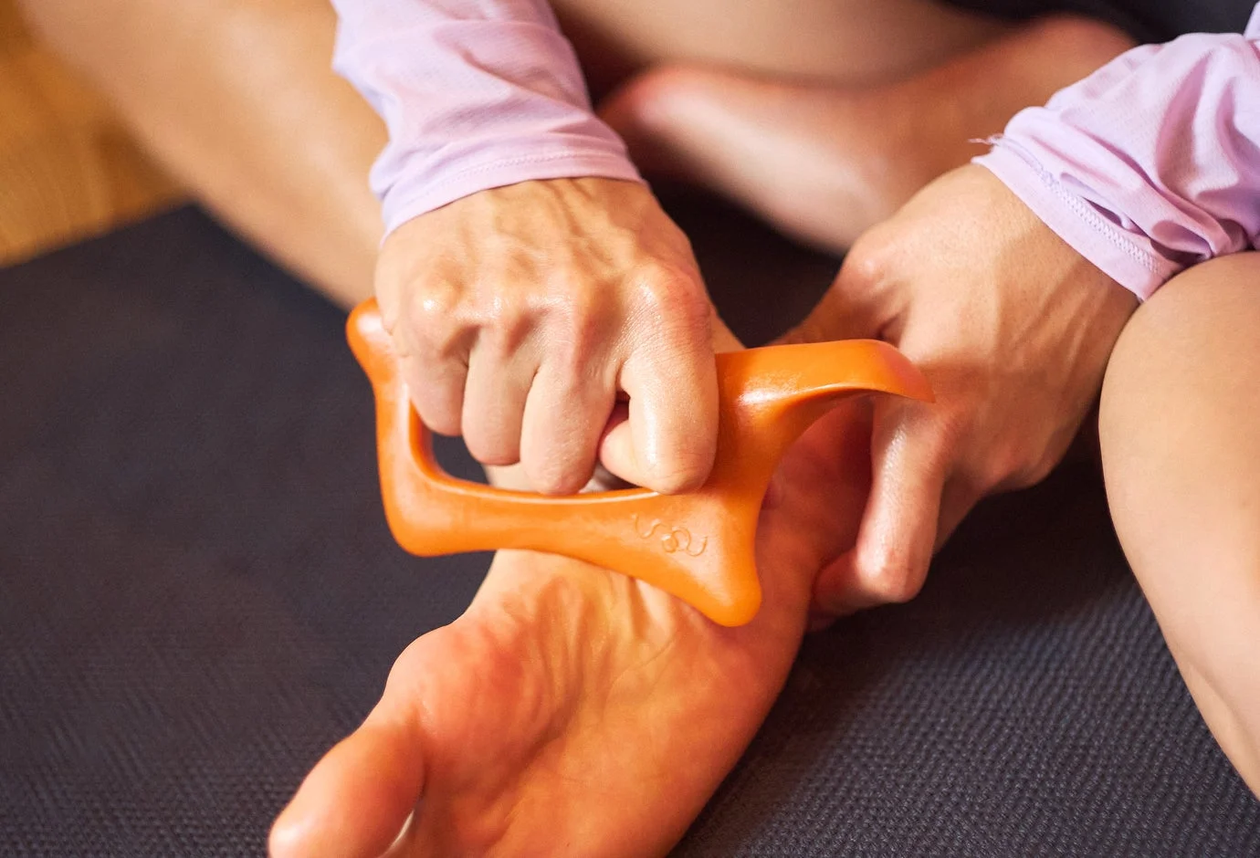 足にマッサージツールを使用する様子