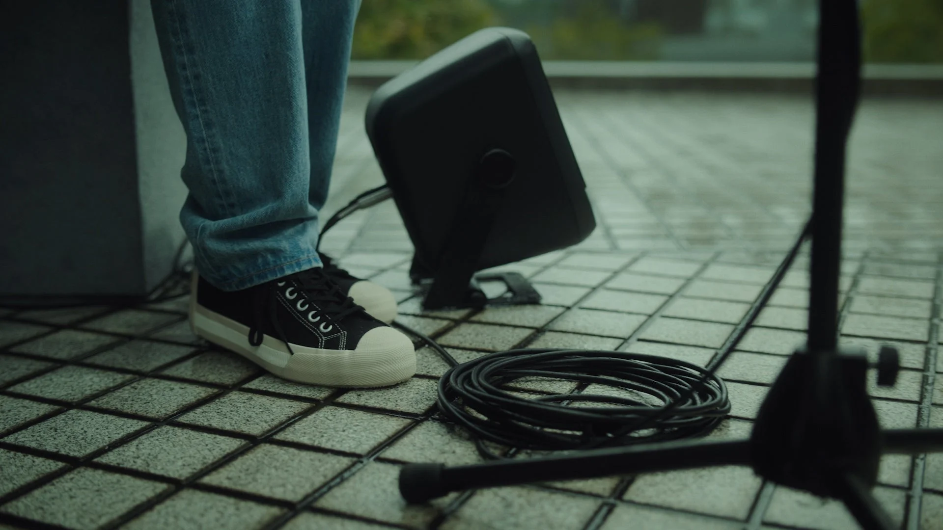 足元に置かれたSTAGEPAS 100BTR mkII