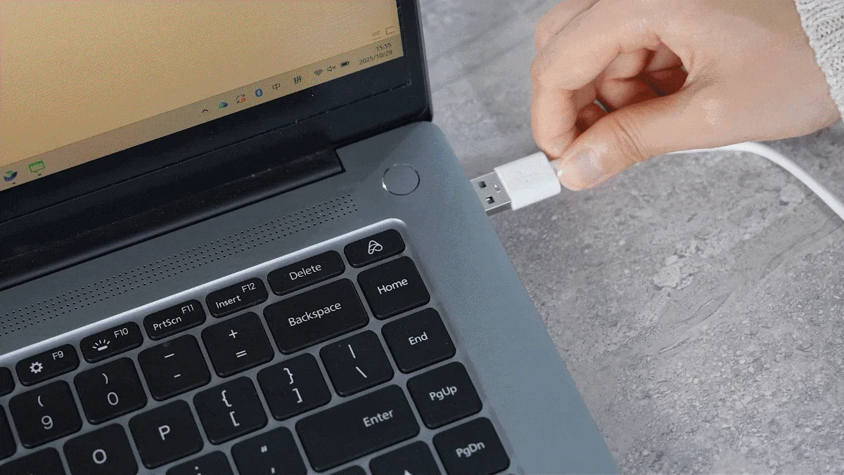 ノートパソコンにUSBケーブルでカメラを接続している画像