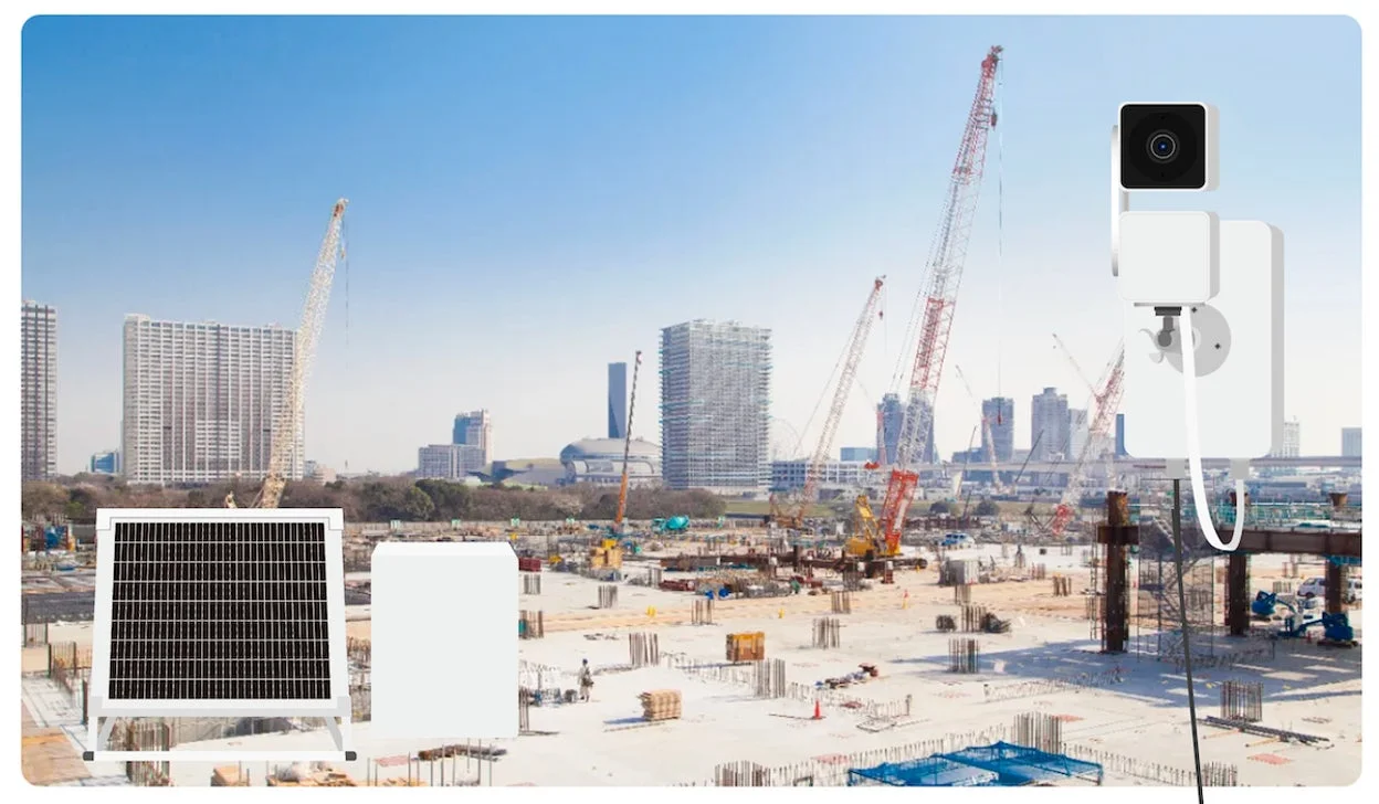 建設現場、クレーン、ソーラーパネル、監視カメラ、都市、建築、工事、青空、インフラ