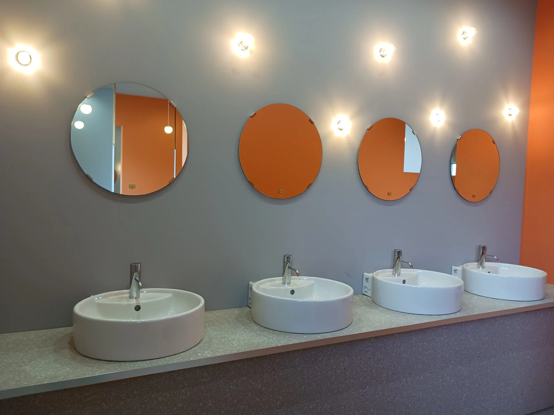 洗面所,洗面台,鏡,照明,モダン,オレンジ,グレー,シンク,公衆トイレ,デザイン