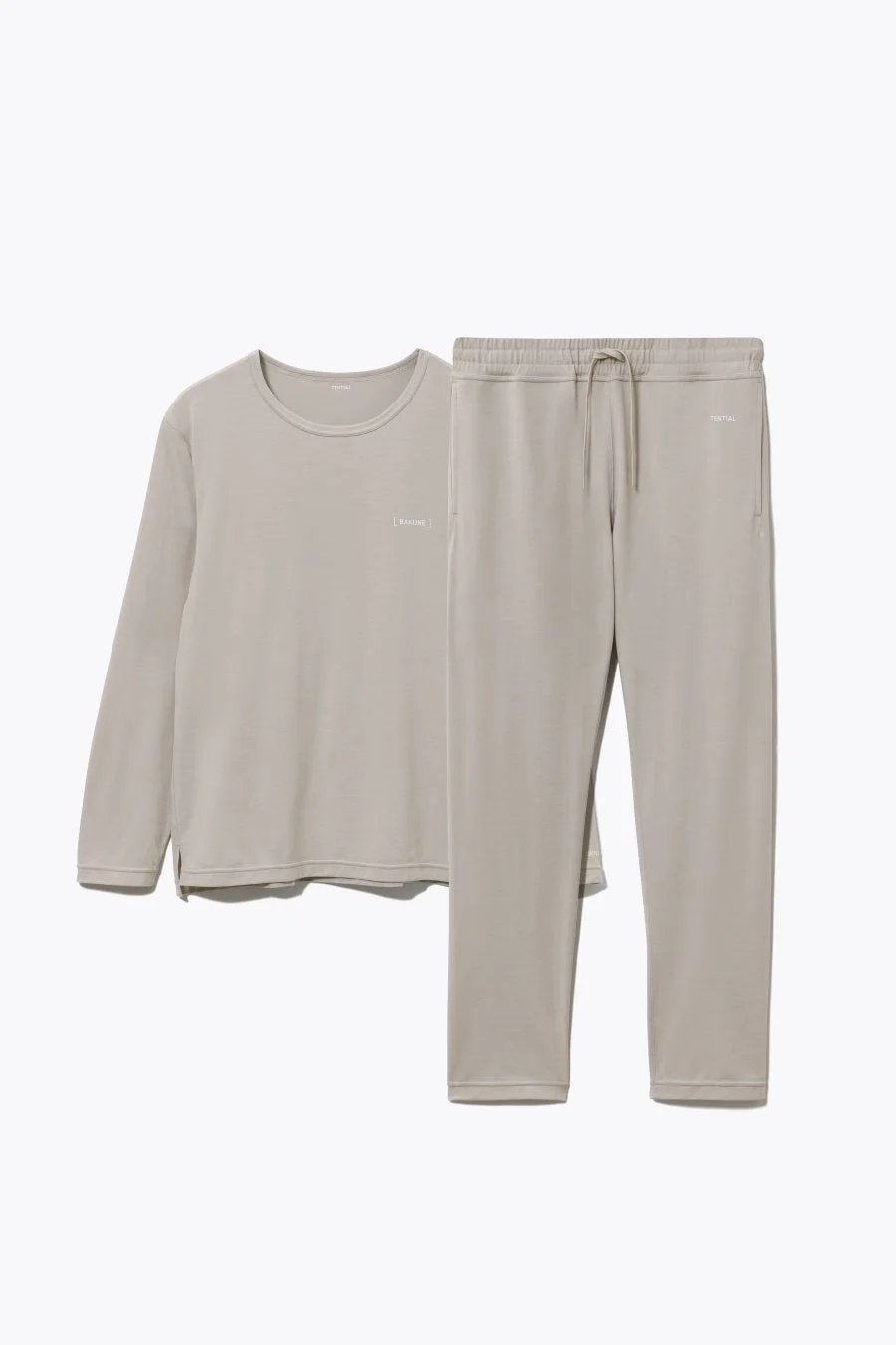 ベージュの長袖トップスとパンツがセットになったルームウェアです。