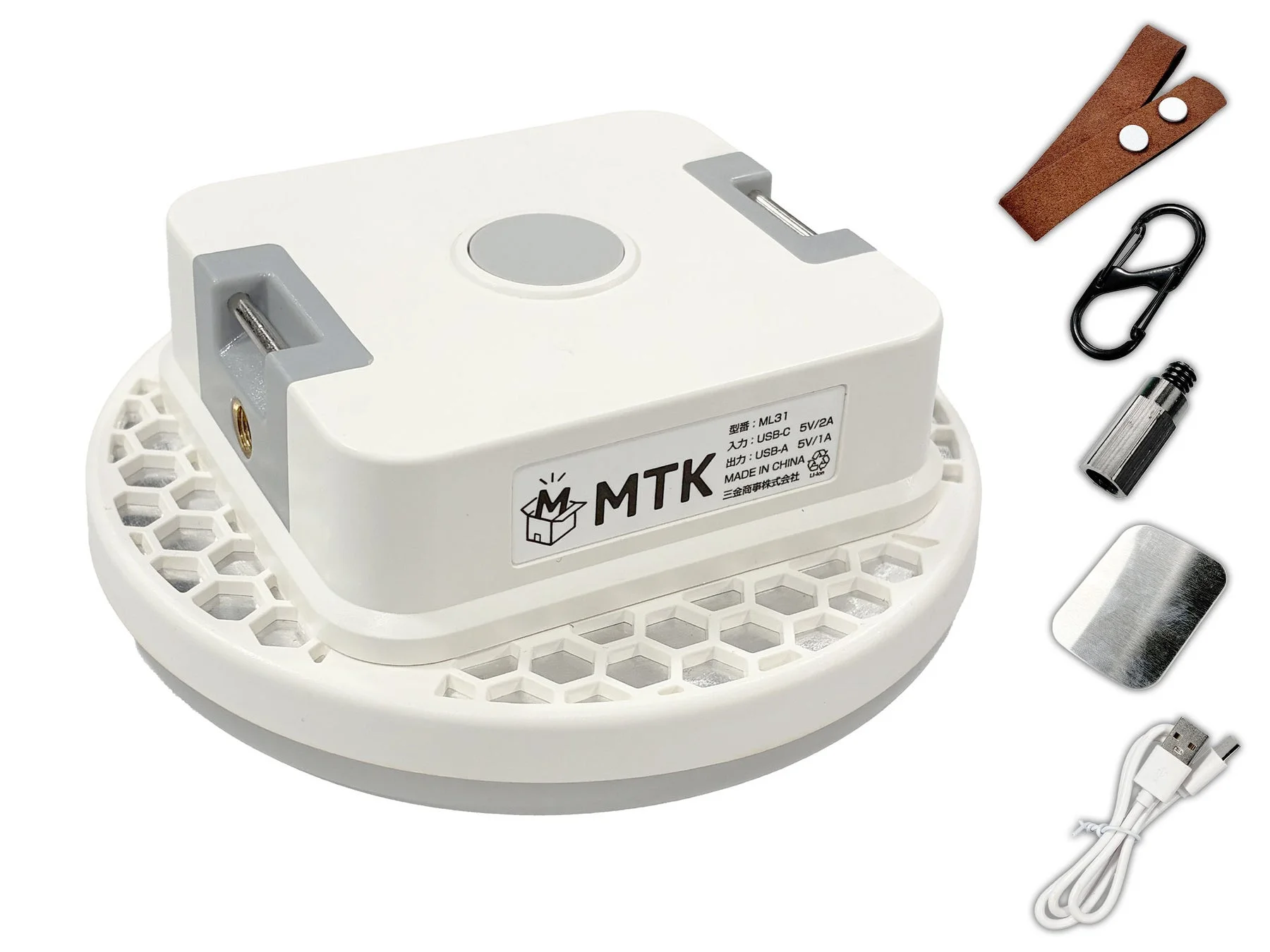 白いポータブルな電子デバイスと、それに付随する複数のアクセサリーが写っています。