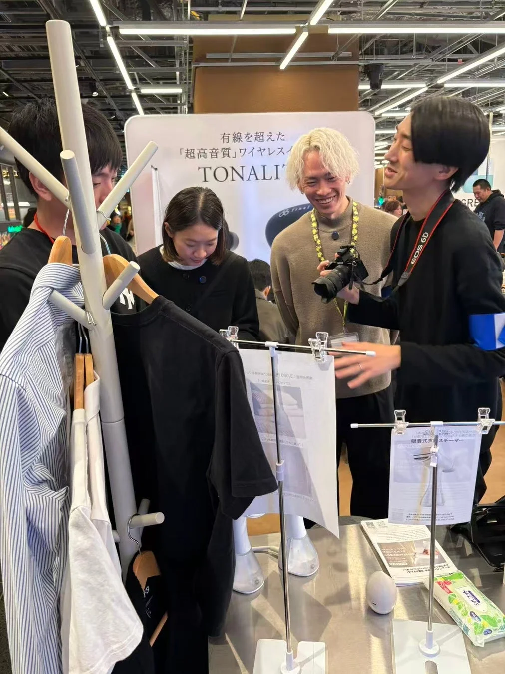 airmorn oneに興味を示す来場者たち