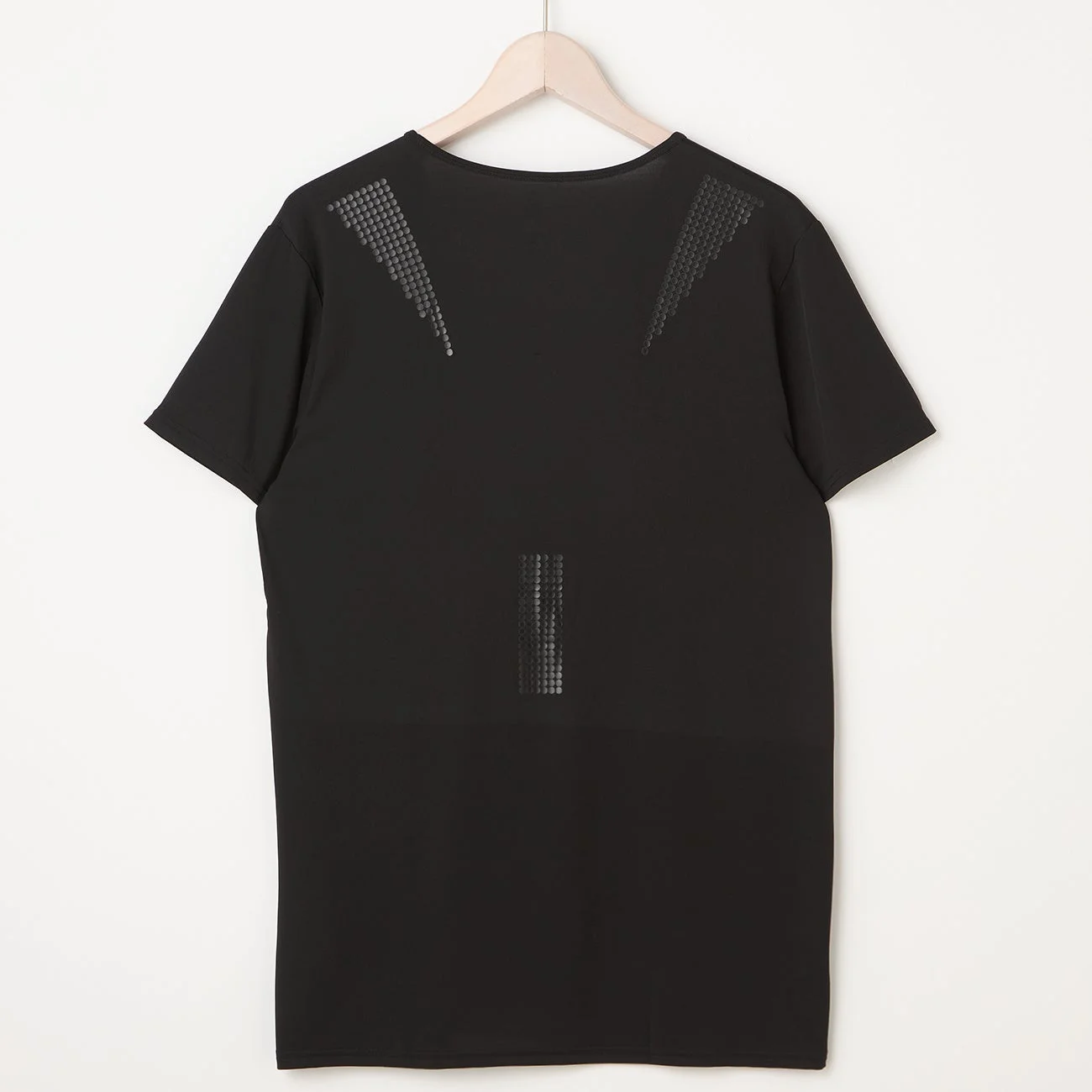 黒い半袖Tシャツの背面