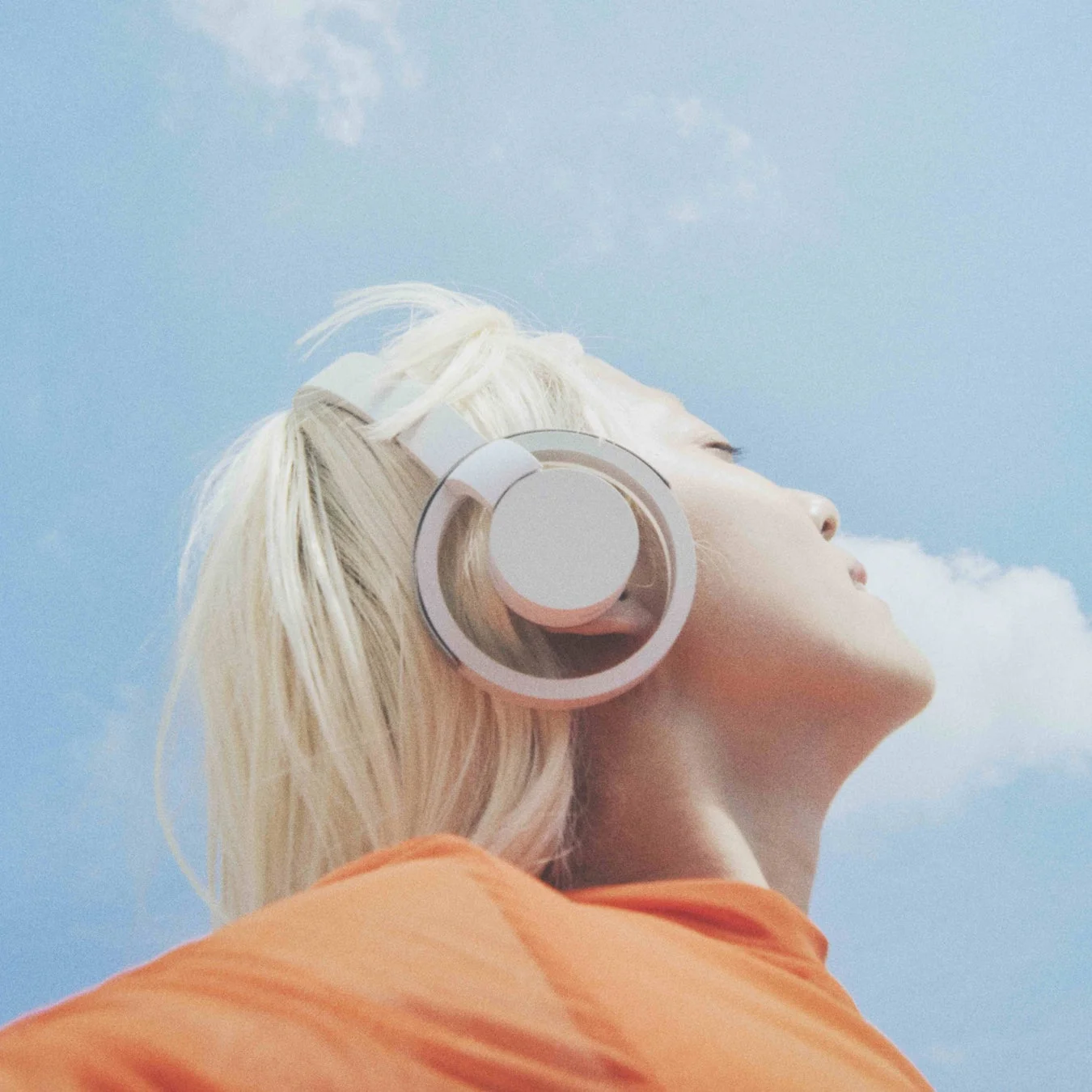 ヘッドホンを装着した女性