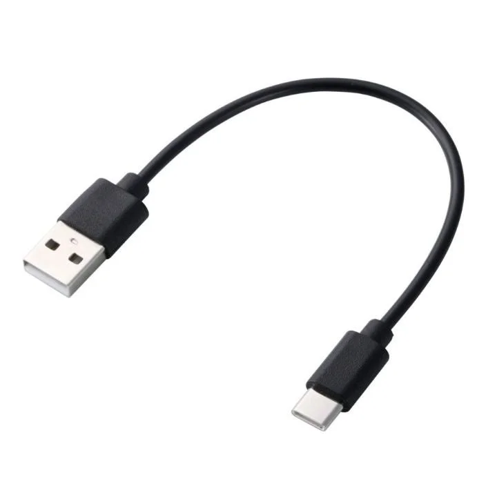 USB-A端子とUSB-C端子を持つ黒いUSBケーブルが白い背景に置かれている画像