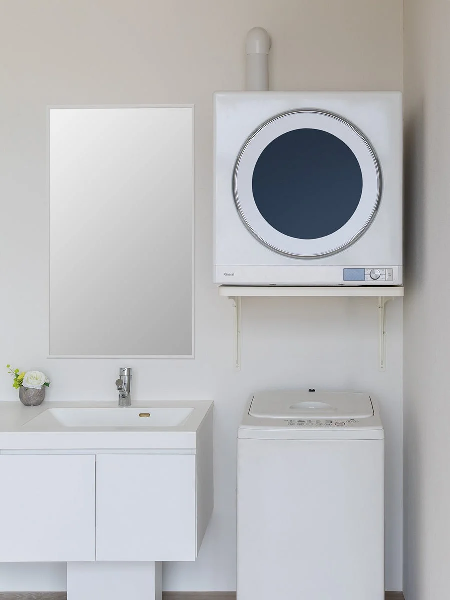 白いランドリールームに設置された乾太くんと棚板