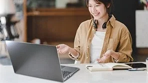 メモリ16GBで快適に作業する女性