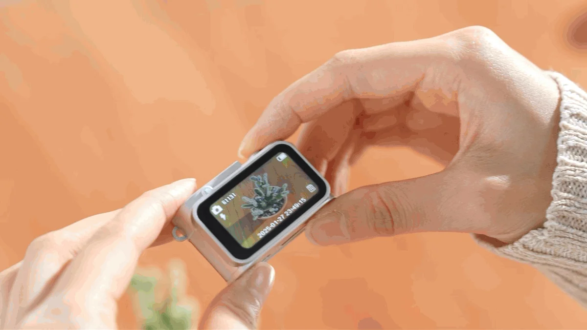 女性がカメラのディスプレイに写った植物の画像を見ている画像