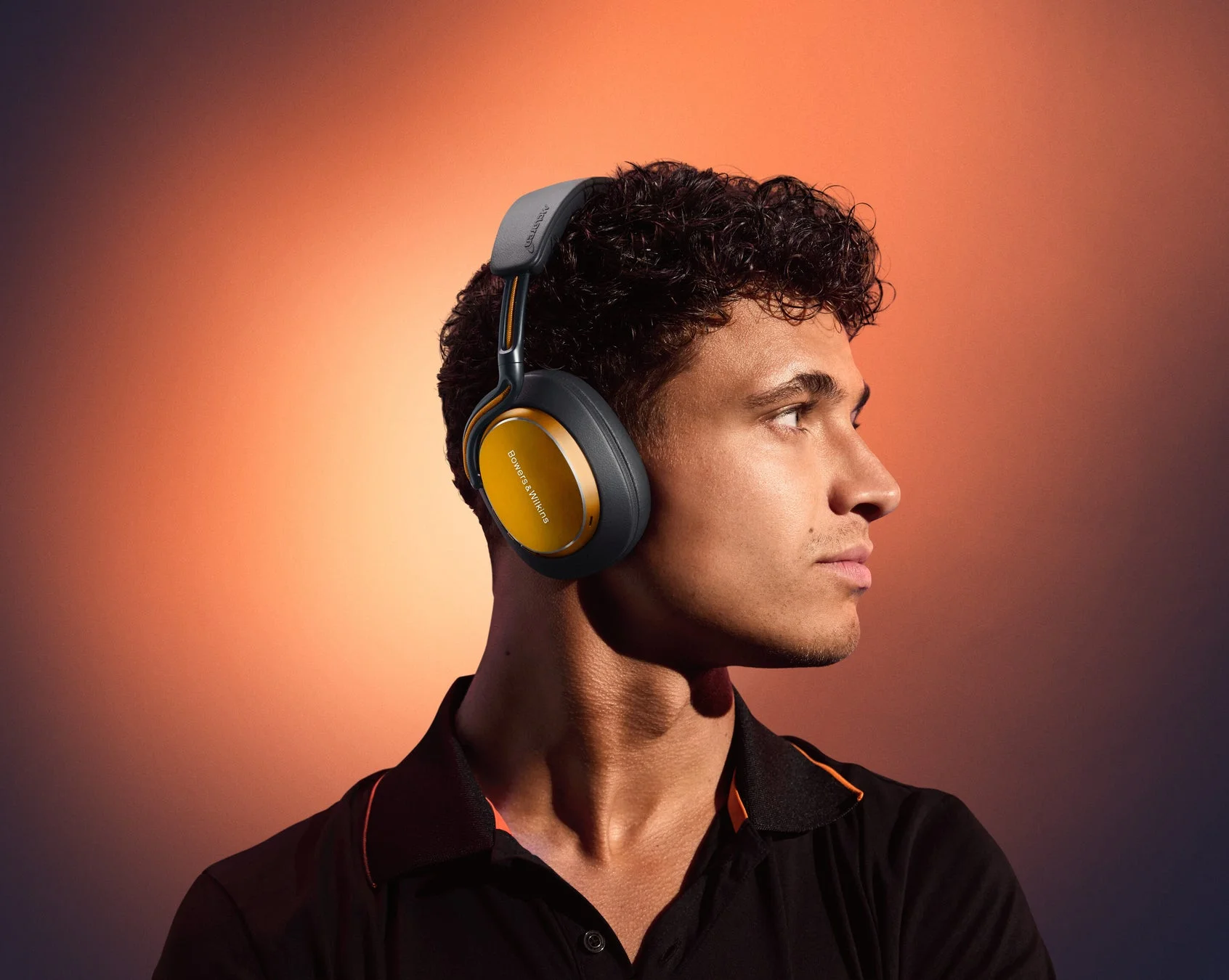 Bowers & Wilkins Px8 S2 McLaren Editionヘッドホンと男性モデル