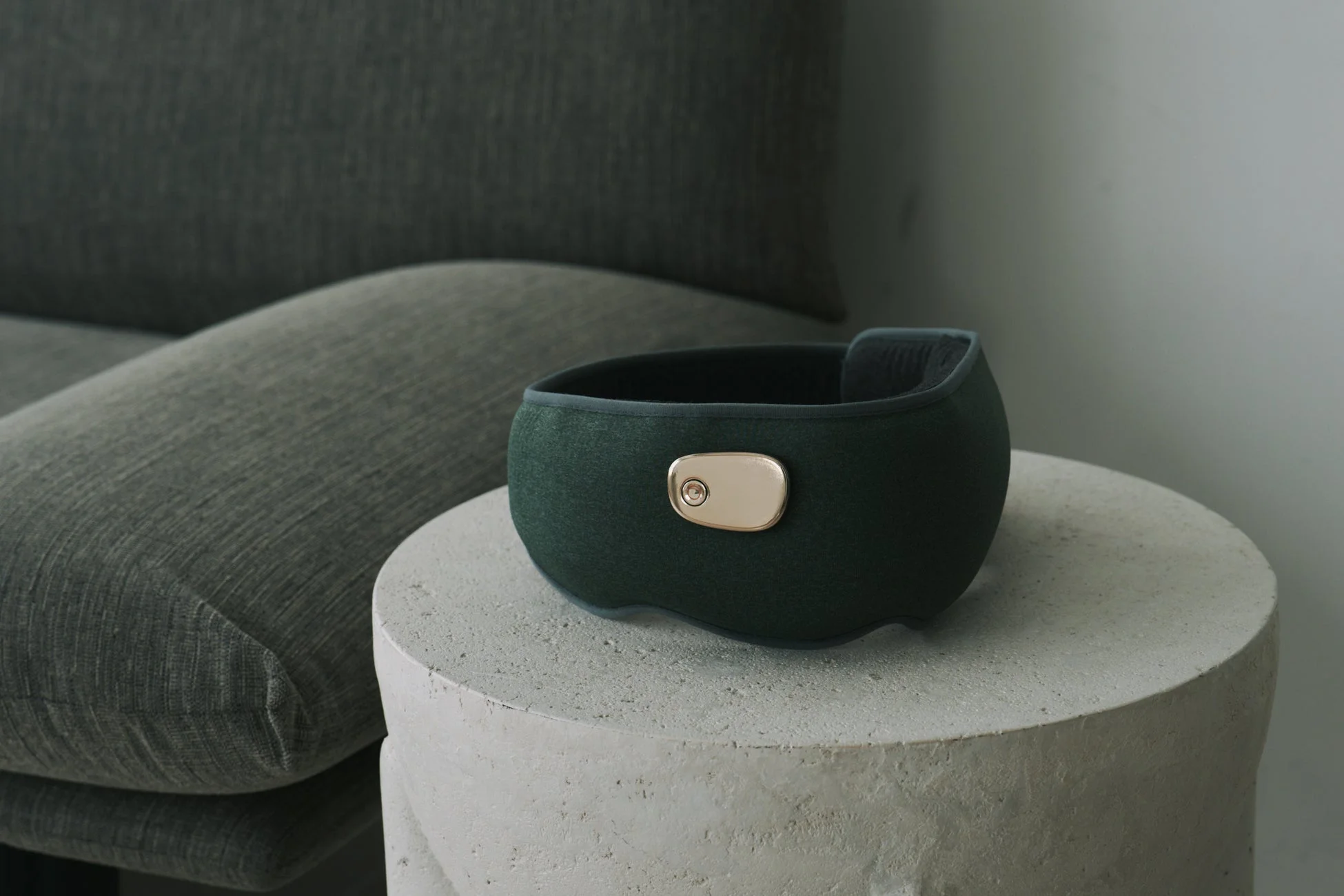 テーブルに置かれたアイマスク