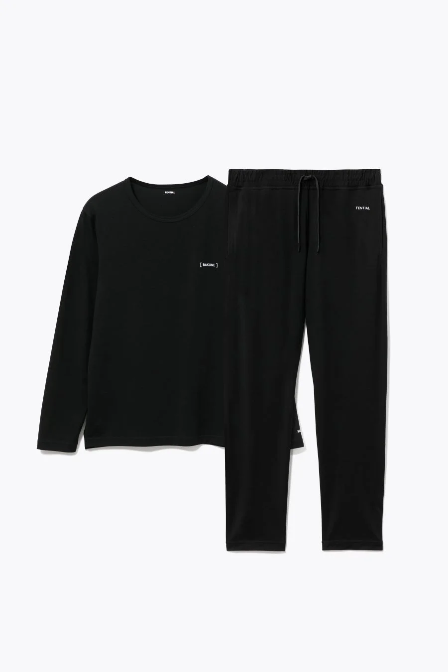 黒の長袖Tシャツとスウェットパンツのセットアップが平置きされています。