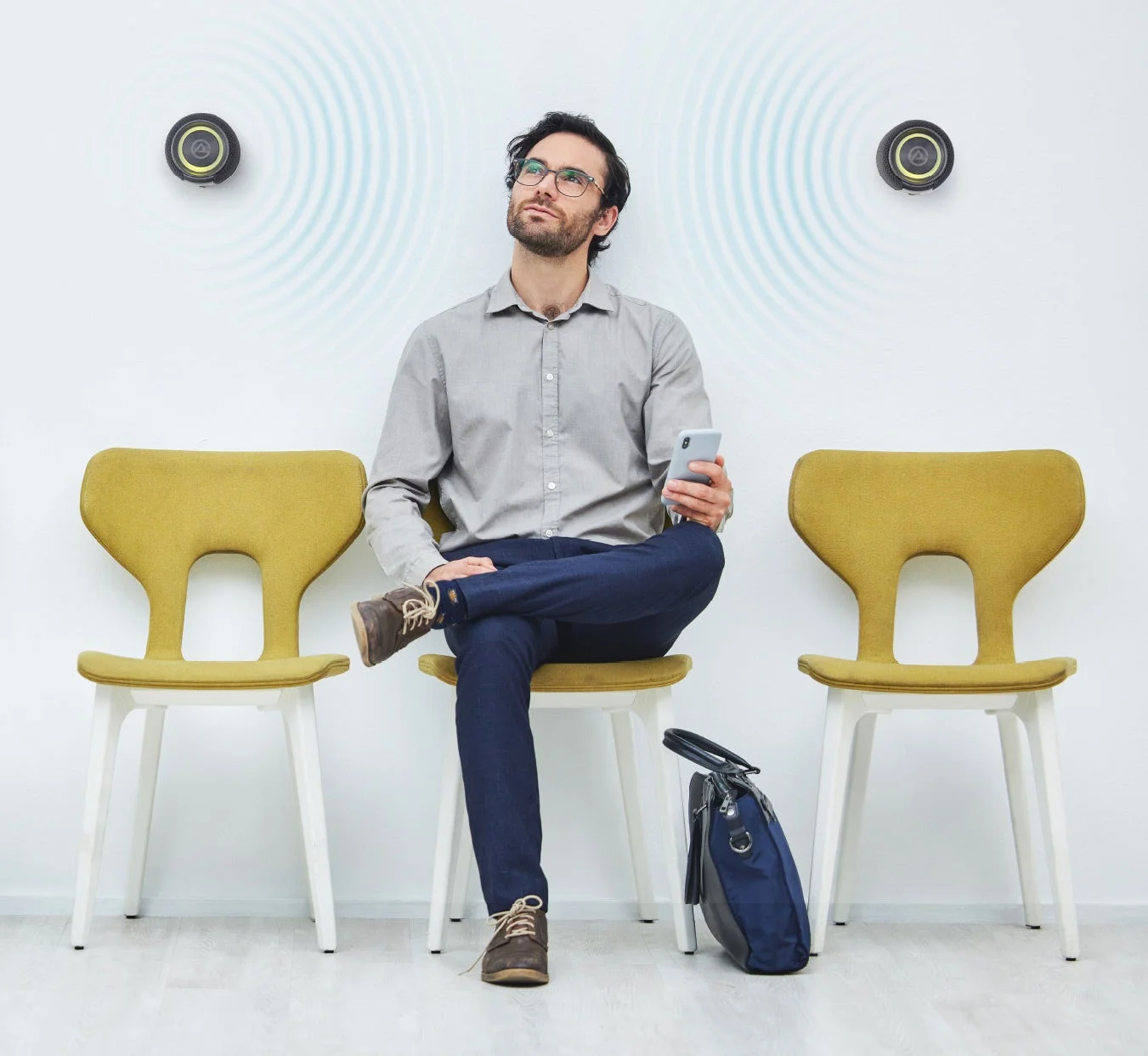 壁に吸着したスピーカー