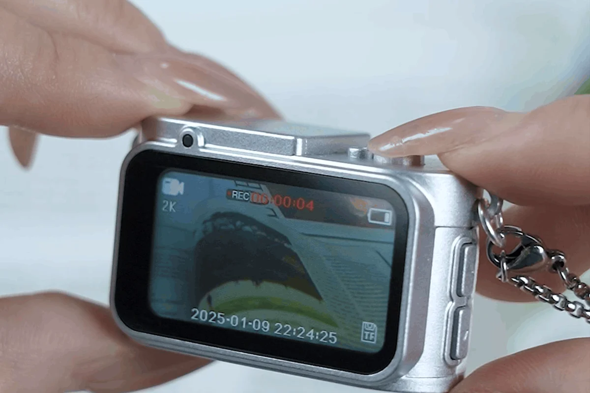 女性が操作するカメラのディスプレイに2K RECと表示されている画像