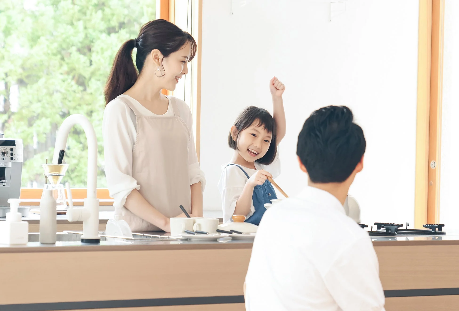 家族で料理を楽しむ様子