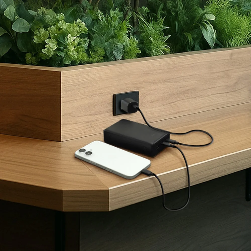 モバイルバッテリーで複数のデバイスを充電