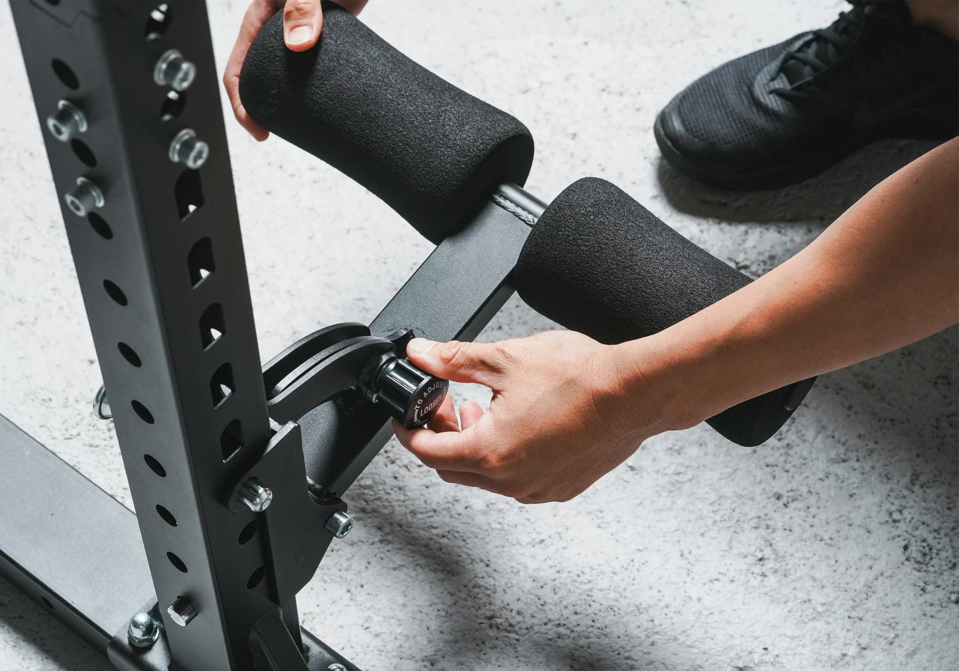 レッグパッドを調整する様子