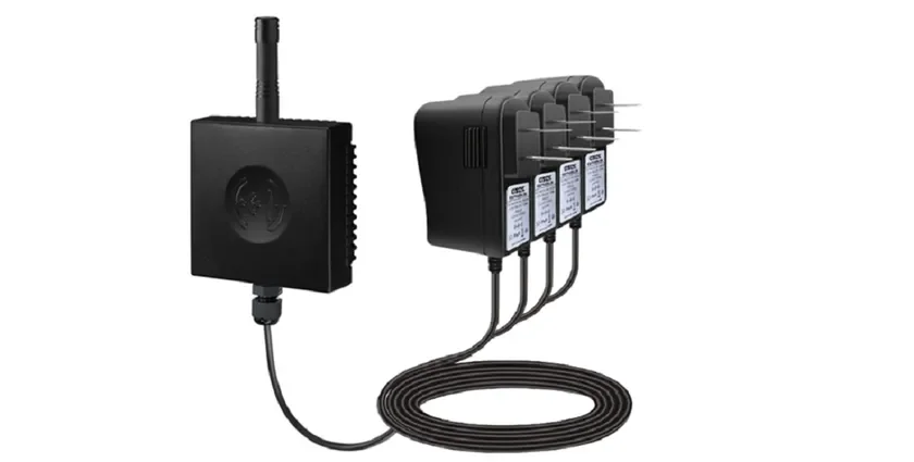 黒い電子機器と4つのACアダプターがケーブルで接続されている画像