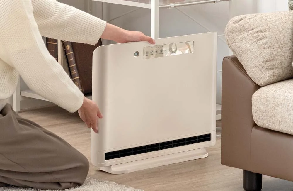 セラミックヒーターを設置する女性