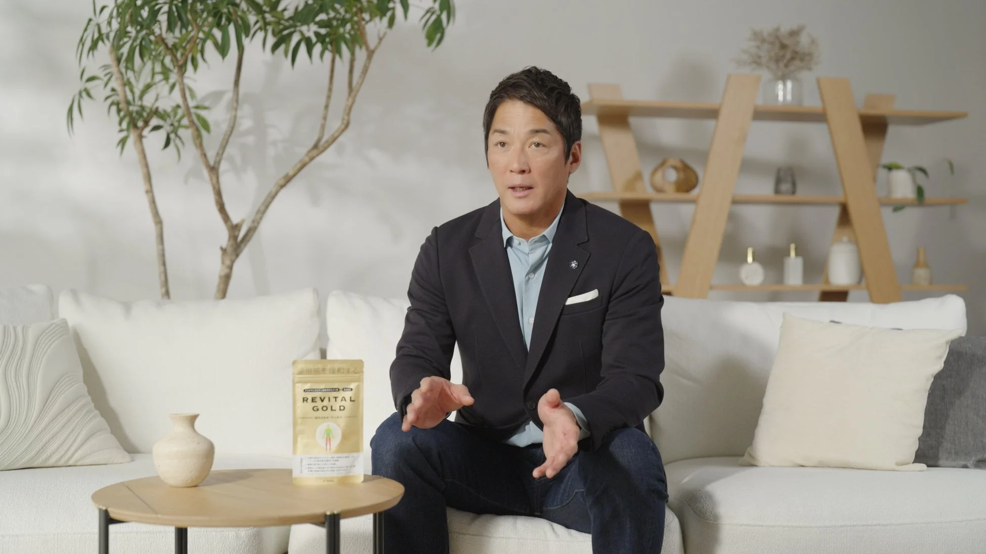 ソファーに座って話す長嶋一茂さん