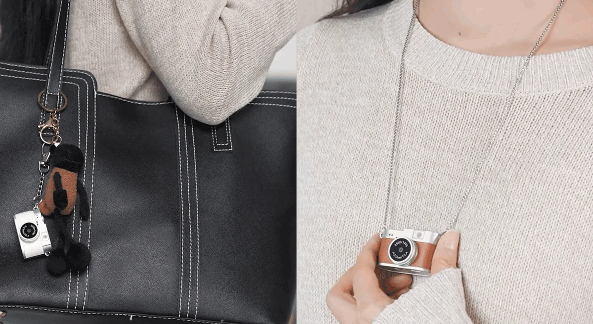アクセサリーとして身につけられたカメラ