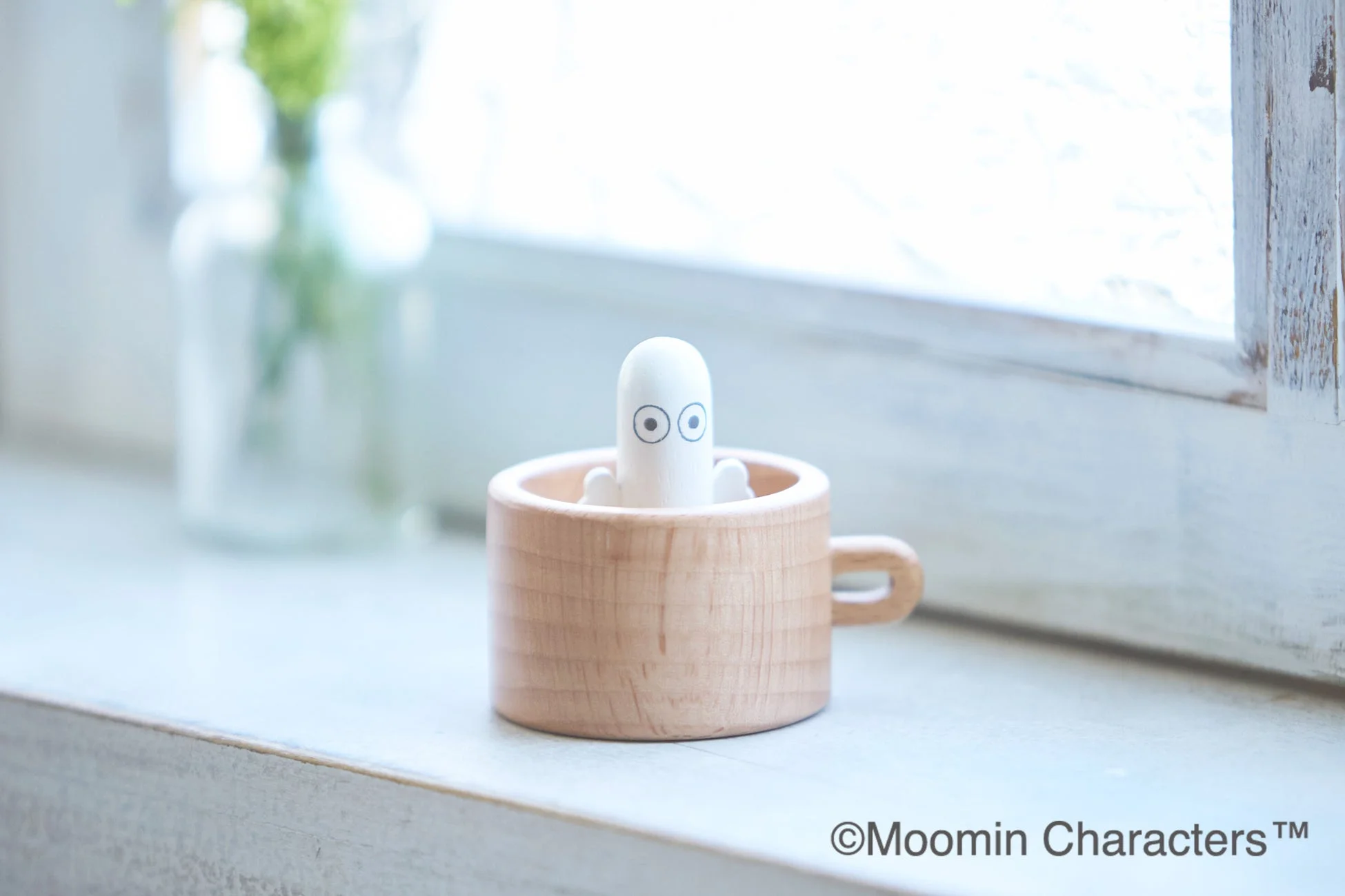 カップから顔を出すニョロニョロ