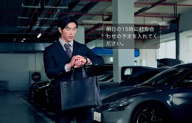 地下駐車場でスマートウォッチを操作する男性