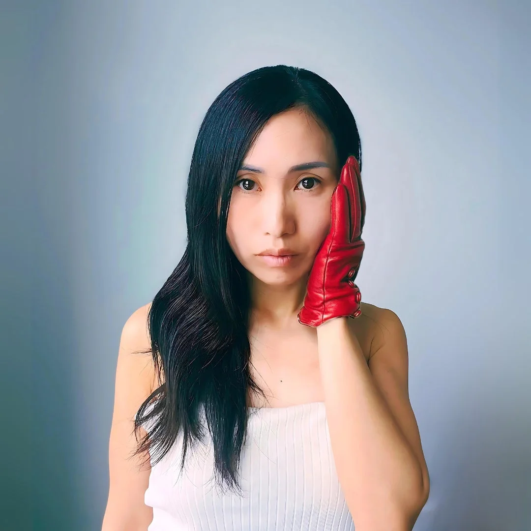 白いチューブトップを着た黒髪の女性のポートレート