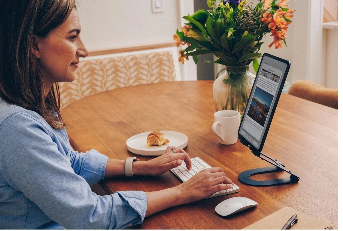 タブレットとキーボードで作業する女性