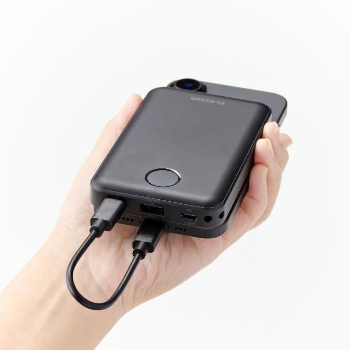 手のひらに乗るモバイルバッテリー