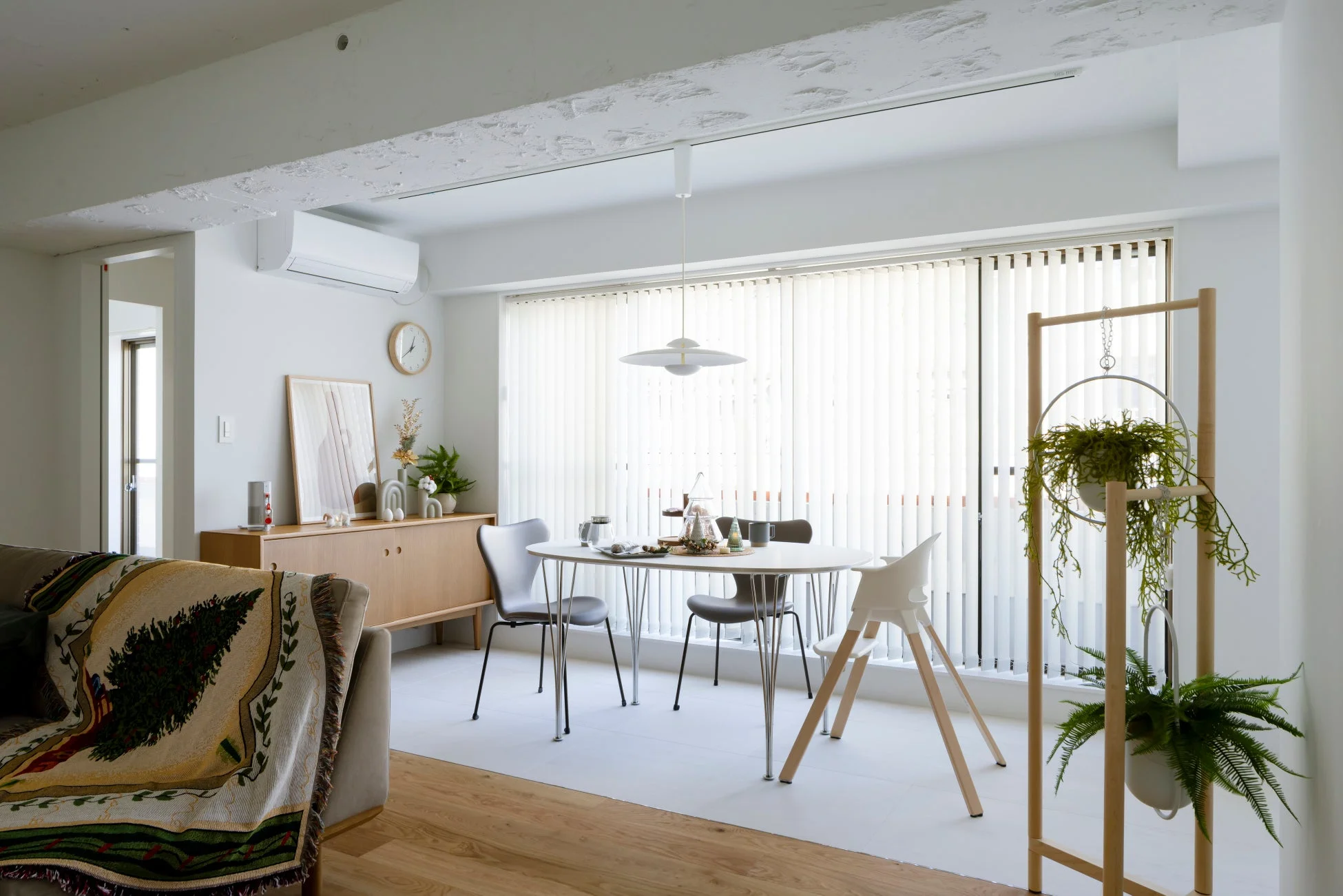 明るくモダンなダイニングとリビングルーム