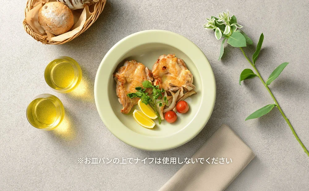 22cmお皿パンに盛られたチキンソテー