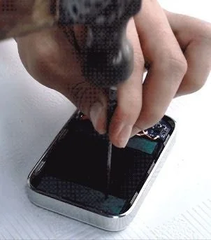 ハンマーで叩かれる電子機器