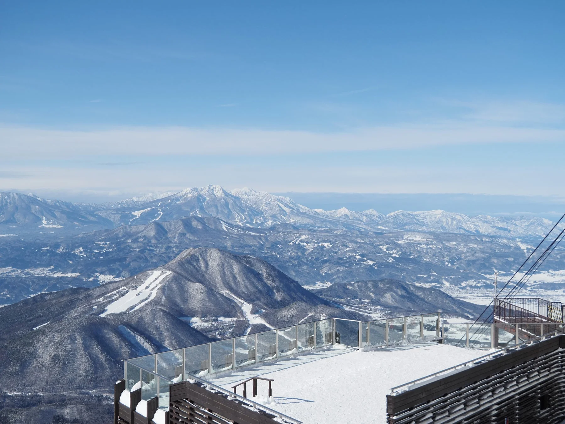 雪に覆われた山々と展望台
