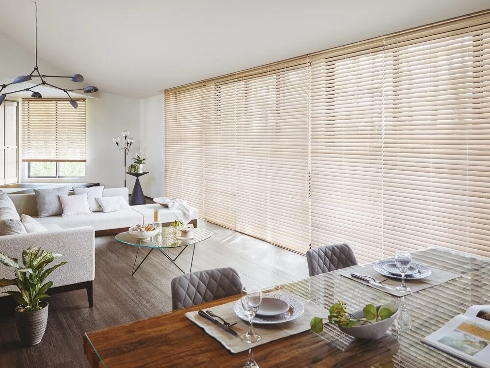 白いソファのあるリビングダイニングとウッドブラインド