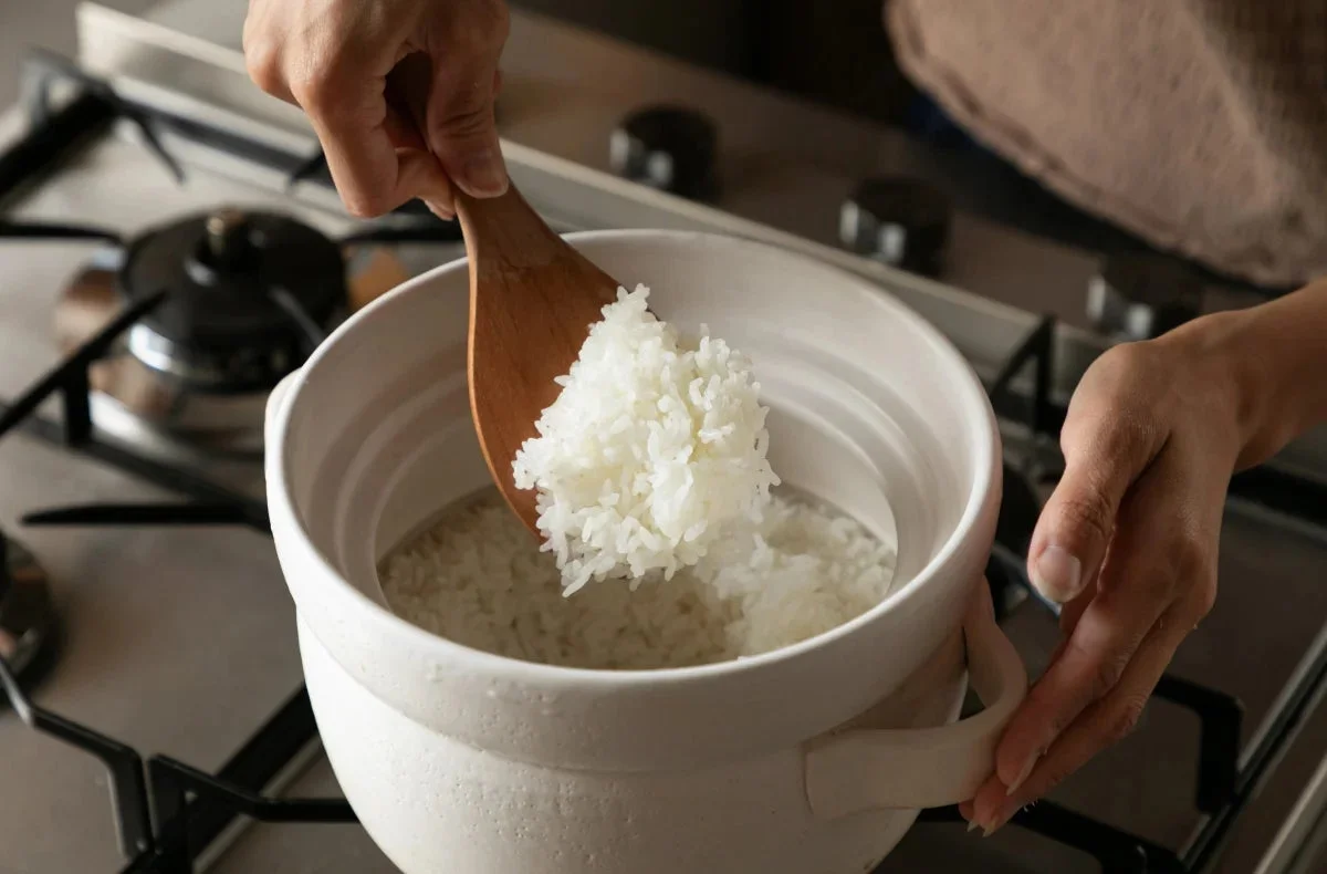 ご飯をよそっている様子