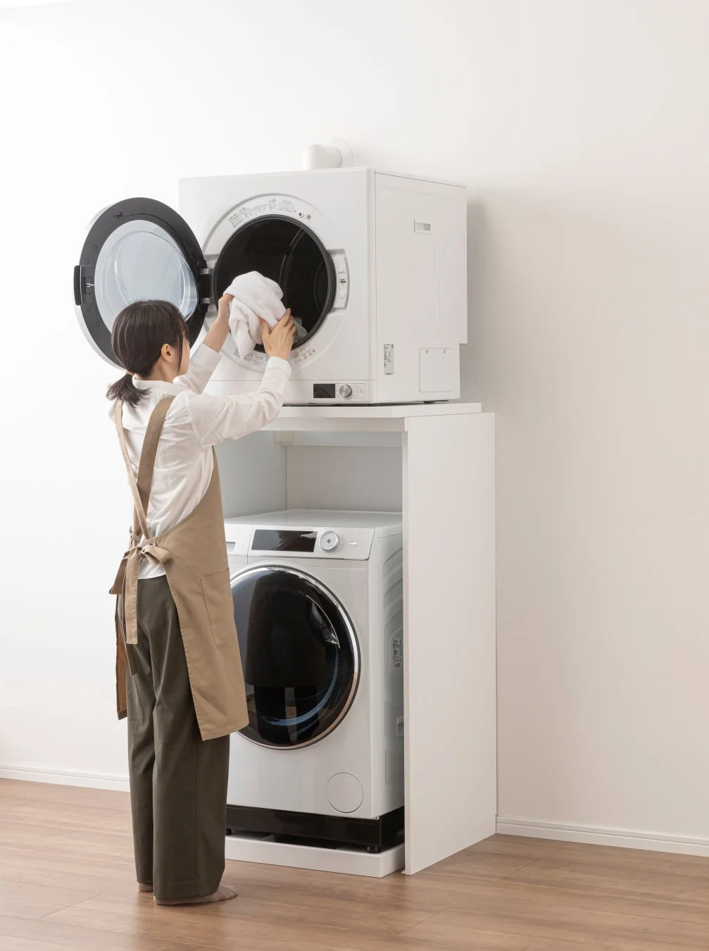 1,330mmタイプの乾太くん専用台で洗濯物を出し入れする様子