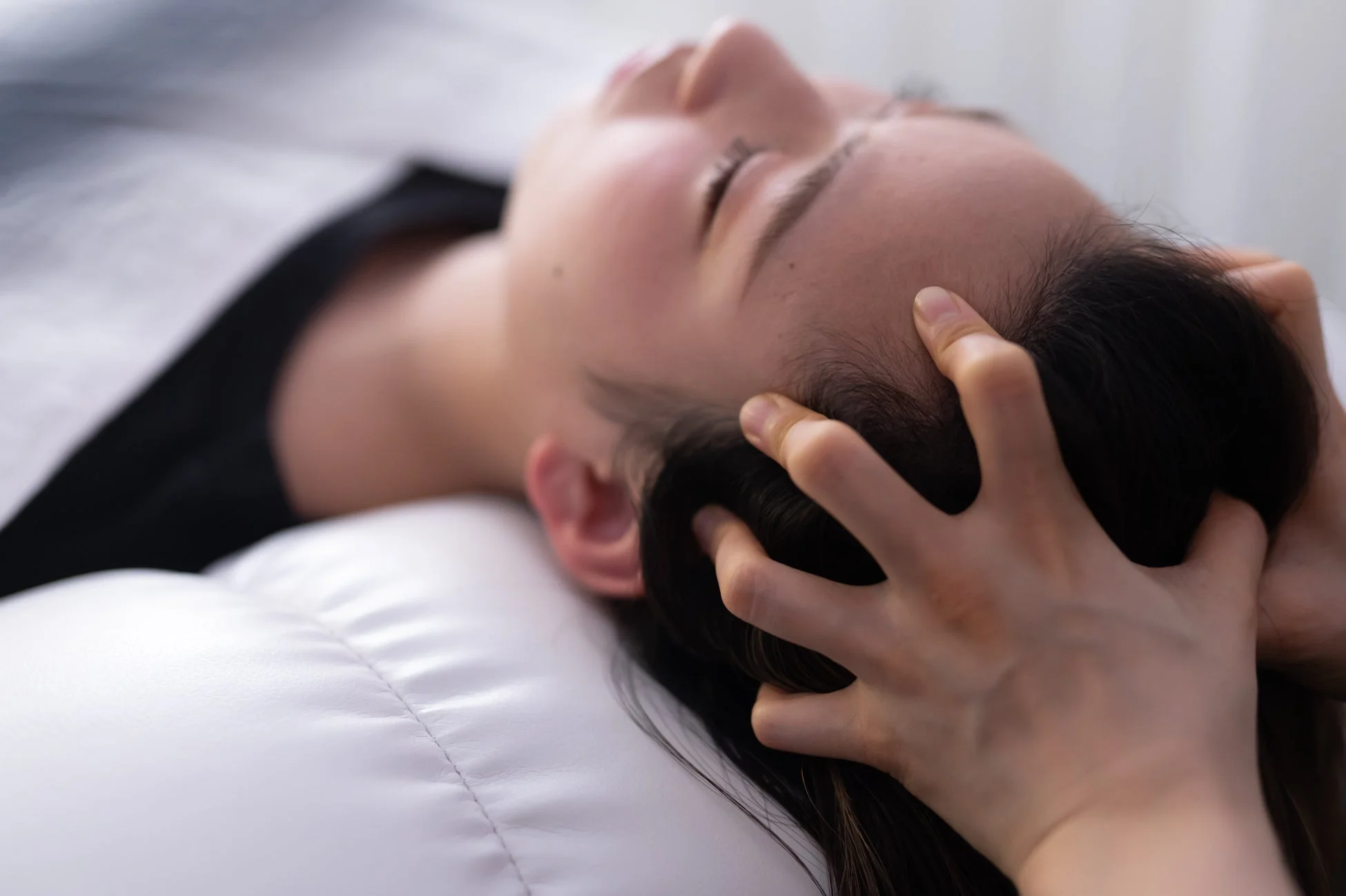 ヘッドマッサージを受ける女性