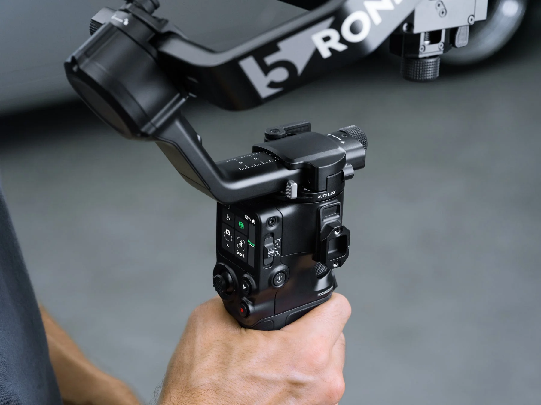 DJI Roninジンバルを片手で持つ男性