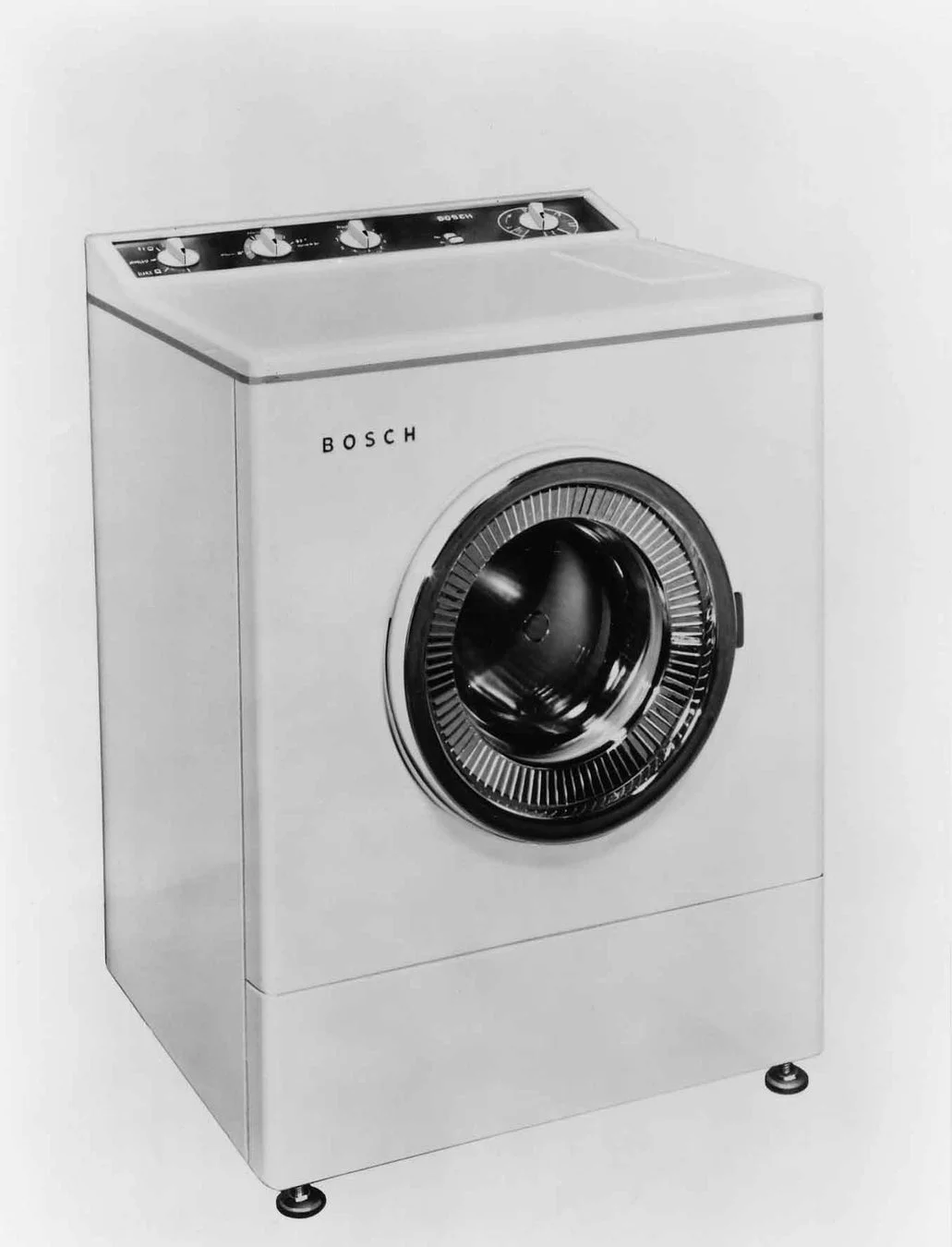 「BOSCH」のロゴが入った白いレトロなドラム式洗濯機