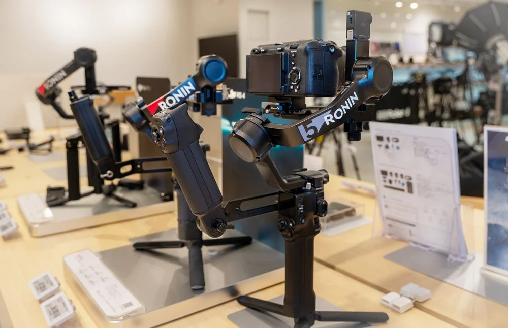 カメラ店の商品棚に複数のDJI Roninジンバルが展示