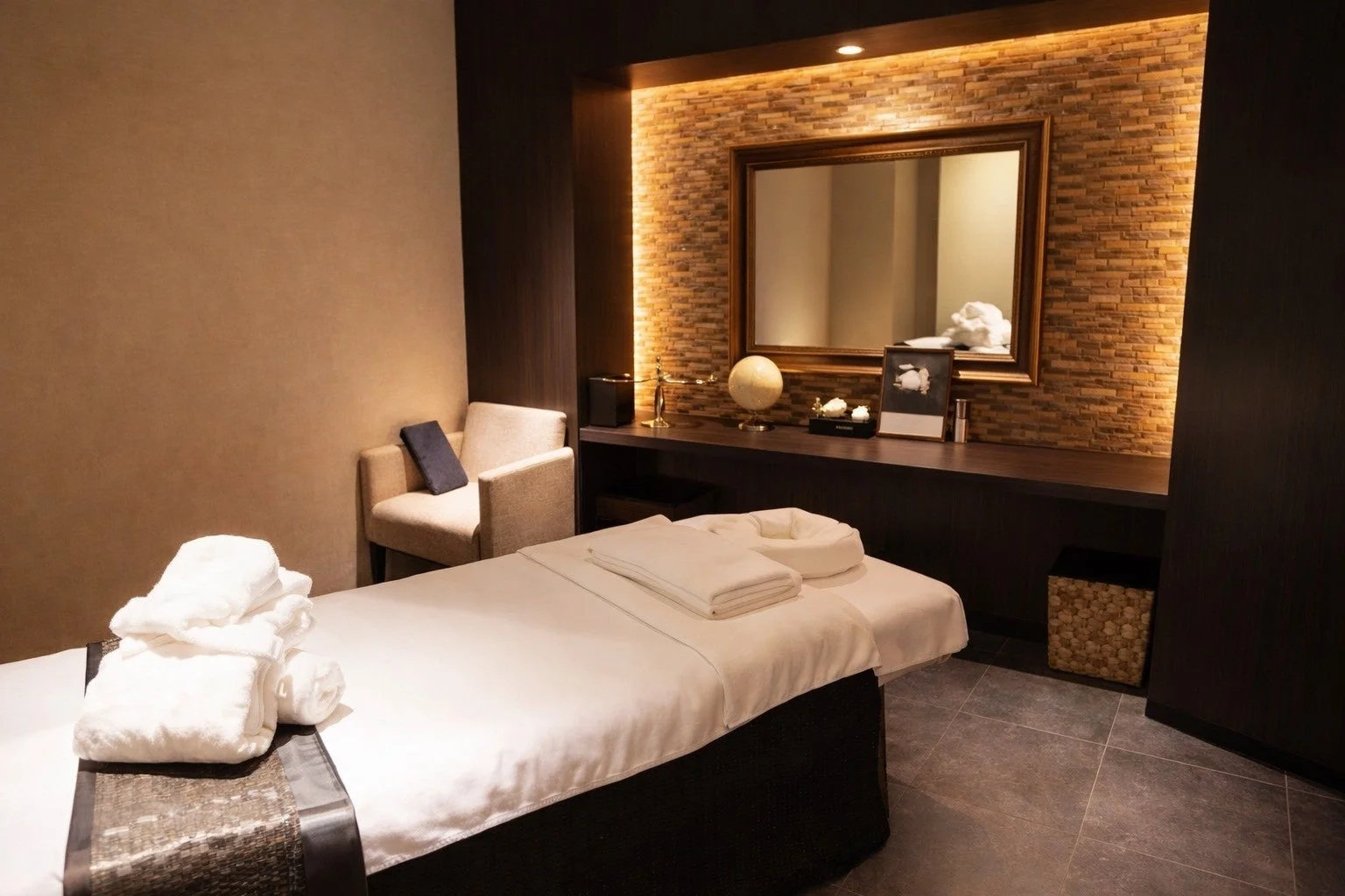 落ち着いた雰囲気のスパまたはマッサージトリートメントルーム