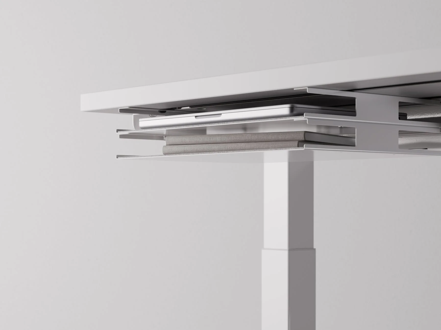 二段に重ねて収納されたラップトップと本